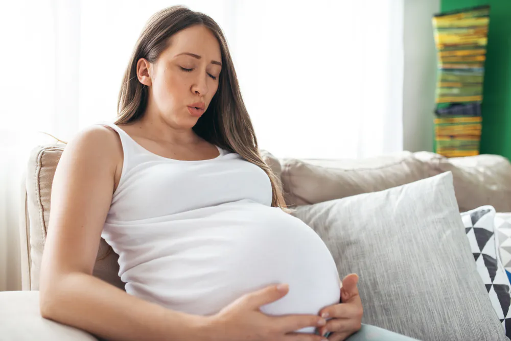 प्रेगनेंसी के 8 महीने में पेट दर्द क्यों होता है?