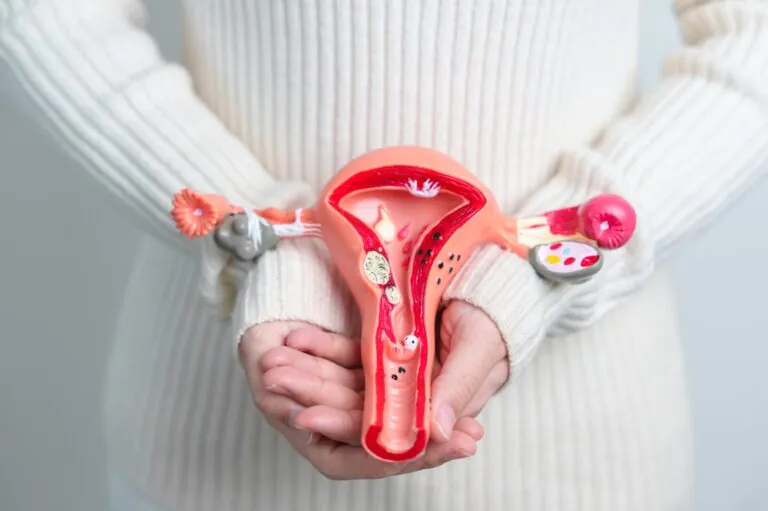 बच्चेदानी में पानी की गांठ: कारण, लक्षण और इलाज