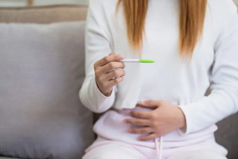 प्रेगनेंसी किट कैसे इस्तेमाल करें? सही तरीका और समय