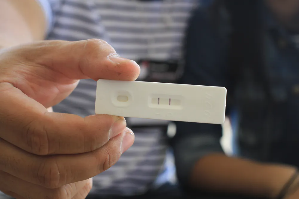 प्रेगनेंसी टेस्ट में 1 लाइन डार्क और दूसरी फीकी क्यों आती है